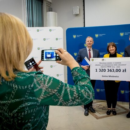 Wręczenie umów dla gmin z subregionów centralnego i zachodniego. fot. Tomasz Żak / UMWS