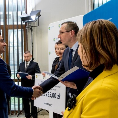 Wręczenie umów dla gmin z subregionów centralnego i zachodniego. fot. Tomasz Żak / UMWS