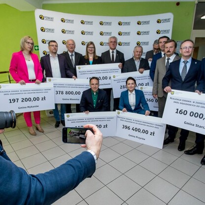 Wręczenie czeków dot. dofinansowania dróg dojazdowych do gruntów rolnych. fot. Tomasz Żak / UMWS