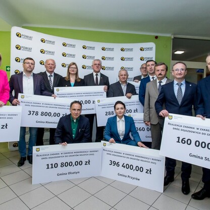 Wręczenie czeków dot. dofinansowania dróg dojazdowych do gruntów rolnych. fot. Tomasz Żak / UMWS