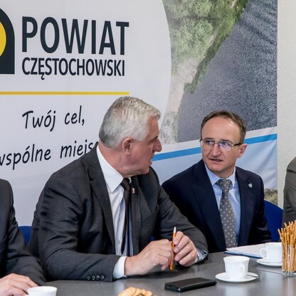 Wręczenie czeków dot. dofinansowania dróg dojazdowych do gruntów rolnych. fot. Tomasz Żak / UMWS