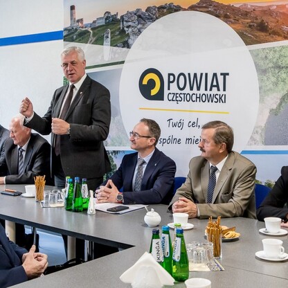 Wręczenie czeków dot. dofinansowania dróg dojazdowych do gruntów rolnych. fot. Tomasz Żak / UMWS