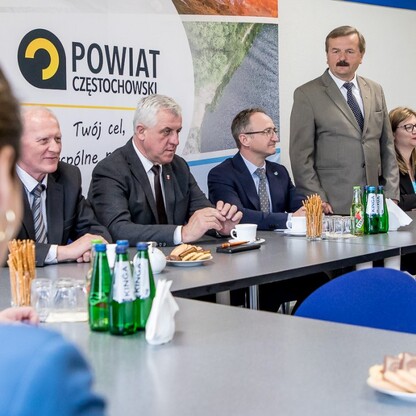 Wręczenie czeków dot. dofinansowania dróg dojazdowych do gruntów rolnych. fot. Tomasz Żak / UMWS
