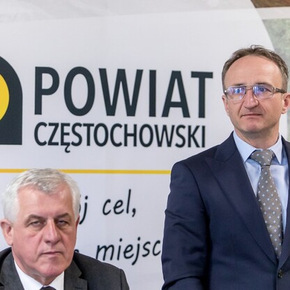 Wręczenie czeków dot. dofinansowania dróg dojazdowych do gruntów rolnych. fot. Tomasz Żak / UMWS