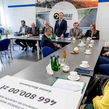 Wręczenie czeków dot. dofinansowania dróg dojazdowych do gruntów rolnych. fot. Tomasz Żak / UMWS