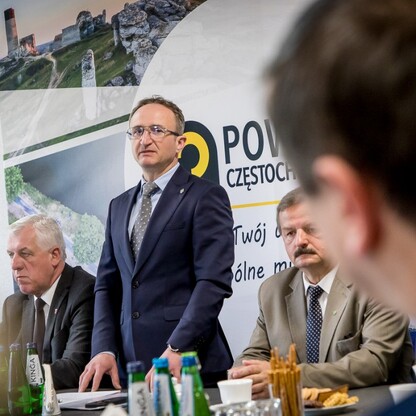 Wręczenie czeków dot. dofinansowania dróg dojazdowych do gruntów rolnych. fot. Tomasz Żak / UMWS