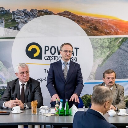 Wręczenie czeków dot. dofinansowania dróg dojazdowych do gruntów rolnych. fot. Tomasz Żak / UMWS