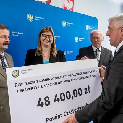 Wręczenie czeków dot. dofinansowania dróg dojazdowych do gruntów rolnych. fot. Tomasz Żak / UMWS