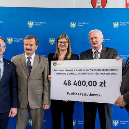 Wręczenie czeków dot. dofinansowania dróg dojazdowych do gruntów rolnych. fot. Tomasz Żak / UMWS