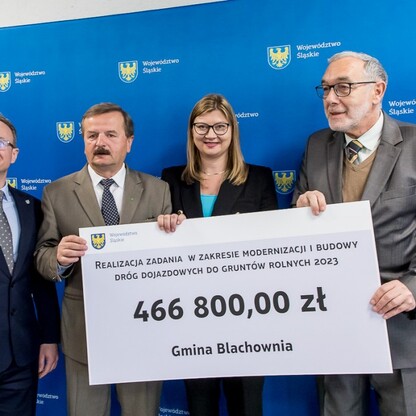 Wręczenie czeków dot. dofinansowania dróg dojazdowych do gruntów rolnych. fot. Tomasz Żak / UMWS