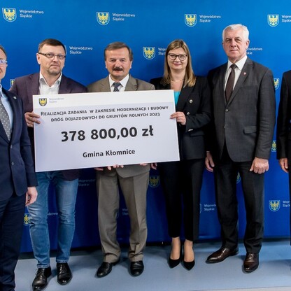 Wręczenie czeków dot. dofinansowania dróg dojazdowych do gruntów rolnych. fot. Tomasz Żak / UMWS