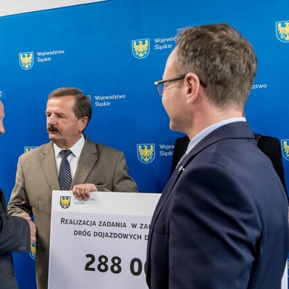 Wręczenie czeków dot. dofinansowania dróg dojazdowych do gruntów rolnych. fot. Tomasz Żak / UMWS