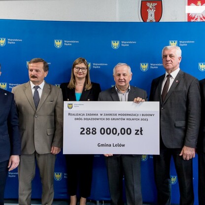 Wręczenie czeków dot. dofinansowania dróg dojazdowych do gruntów rolnych. fot. Tomasz Żak / UMWS