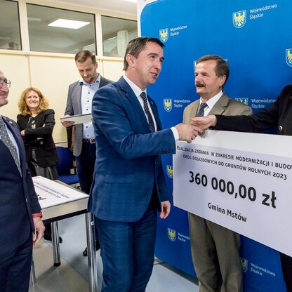 Wręczenie czeków dot. dofinansowania dróg dojazdowych do gruntów rolnych. fot. Tomasz Żak / UMWS
