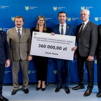Wręczenie czeków dot. dofinansowania dróg dojazdowych do gruntów rolnych. fot. Tomasz Żak / UMWS