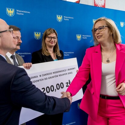 Wręczenie czeków dot. dofinansowania dróg dojazdowych do gruntów rolnych. fot. Tomasz Żak / UMWS