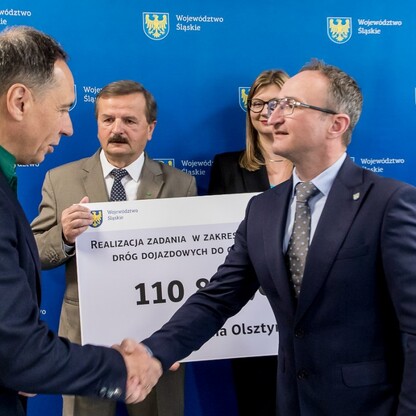 Wręczenie czeków dot. dofinansowania dróg dojazdowych do gruntów rolnych. fot. Tomasz Żak / UMWS