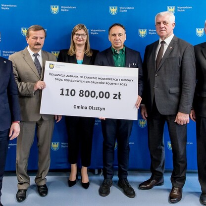 Wręczenie czeków dot. dofinansowania dróg dojazdowych do gruntów rolnych. fot. Tomasz Żak / UMWS