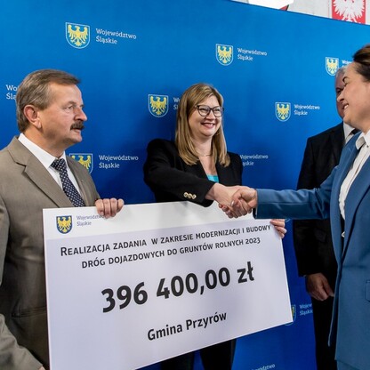 Wręczenie czeków dot. dofinansowania dróg dojazdowych do gruntów rolnych. fot. Tomasz Żak / UMWS