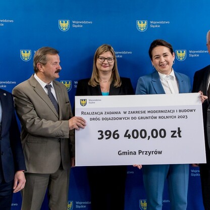 Wręczenie czeków dot. dofinansowania dróg dojazdowych do gruntów rolnych. fot. Tomasz Żak / UMWS