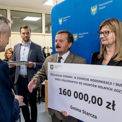 Wręczenie czeków dot. dofinansowania dróg dojazdowych do gruntów rolnych. fot. Tomasz Żak / UMWS