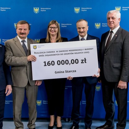 Wręczenie czeków dot. dofinansowania dróg dojazdowych do gruntów rolnych. fot. Tomasz Żak / UMWS