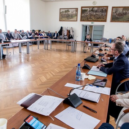 Wręczenie czeków dot. dofinansowania dróg dojazdowych do gruntów rolnych. fot. Tomasz Żak / UMWS