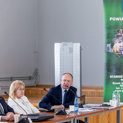 Wręczenie czeków dot. dofinansowania dróg dojazdowych do gruntów rolnych. fot. Tomasz Żak / UMWS