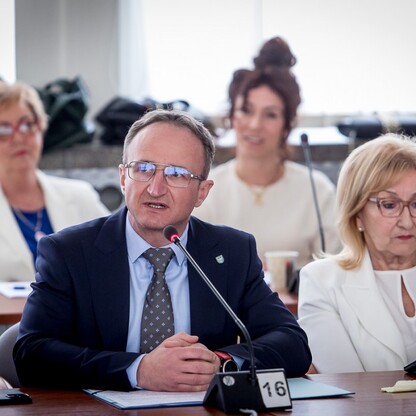 Wręczenie czeków dot. dofinansowania dróg dojazdowych do gruntów rolnych. fot. Tomasz Żak / UMWS