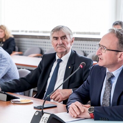 Wręczenie czeków dot. dofinansowania dróg dojazdowych do gruntów rolnych. fot. Tomasz Żak / UMWS