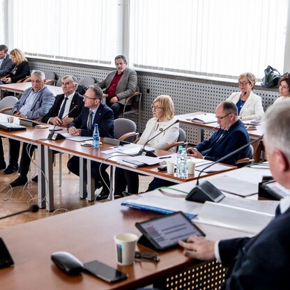 Wręczenie czeków dot. dofinansowania dróg dojazdowych do gruntów rolnych. fot. Tomasz Żak / UMWS
