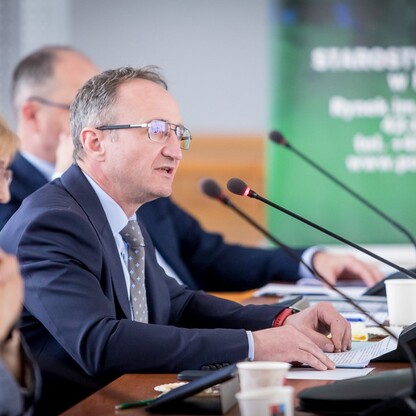 Wręczenie czeków dot. dofinansowania dróg dojazdowych do gruntów rolnych. fot. Tomasz Żak / UMWS