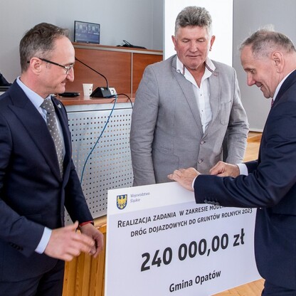 Wręczenie czeków dot. dofinansowania dróg dojazdowych do gruntów rolnych. fot. Tomasz Żak / UMWS