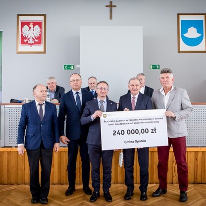 Wręczenie czeków dot. dofinansowania dróg dojazdowych do gruntów rolnych. fot. Tomasz Żak / UMWS