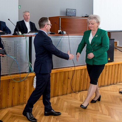 Wręczenie czeków dot. dofinansowania dróg dojazdowych do gruntów rolnych. fot. Tomasz Żak / UMWS