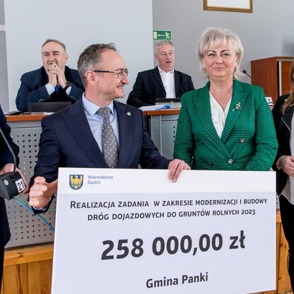 Wręczenie czeków dot. dofinansowania dróg dojazdowych do gruntów rolnych. fot. Tomasz Żak / UMWS