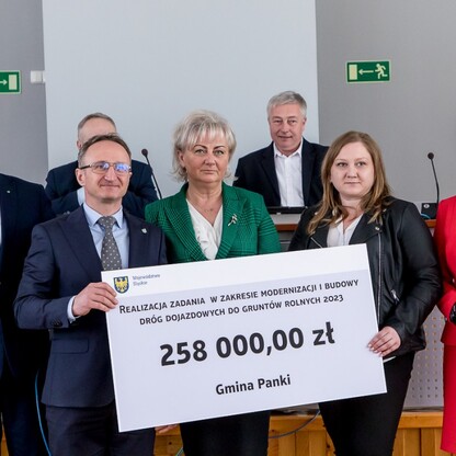 Wręczenie czeków dot. dofinansowania dróg dojazdowych do gruntów rolnych. fot. Tomasz Żak / UMWS