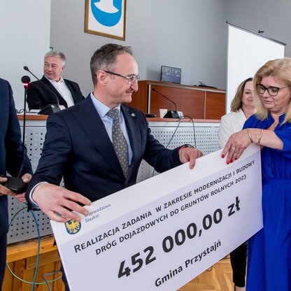 Wręczenie czeków dot. dofinansowania dróg dojazdowych do gruntów rolnych. fot. Tomasz Żak / UMWS