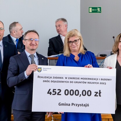 Wręczenie czeków dot. dofinansowania dróg dojazdowych do gruntów rolnych. fot. Tomasz Żak / UMWS