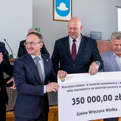 Wręczenie czeków dot. dofinansowania dróg dojazdowych do gruntów rolnych. fot. Tomasz Żak / UMWS