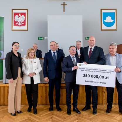 Wręczenie czeków dot. dofinansowania dróg dojazdowych do gruntów rolnych. fot. Tomasz Żak / UMWS