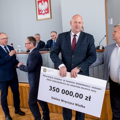 Wręczenie czeków dot. dofinansowania dróg dojazdowych do gruntów rolnych. fot. Tomasz Żak / UMWS