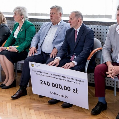 Wręczenie czeków dot. dofinansowania dróg dojazdowych do gruntów rolnych. fot. Tomasz Żak / UMWS