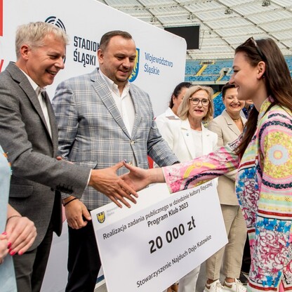 Wręczone czeków w ramach PROGRAMU KLUB.  fot. Tomasz Żak / UMWS
