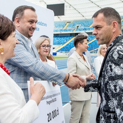 Wręczone czeków w ramach PROGRAMU KLUB.  fot. Tomasz Żak / UMWS