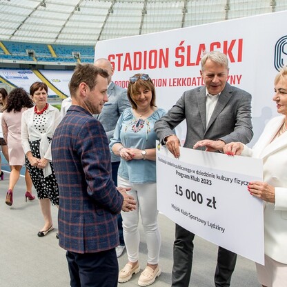 Wręczone czeków w ramach PROGRAMU KLUB.  fot. Tomasz Żak / UMWS