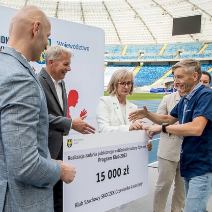 Wręczone czeków w ramach PROGRAMU KLUB.  fot. Tomasz Żak / UMWS