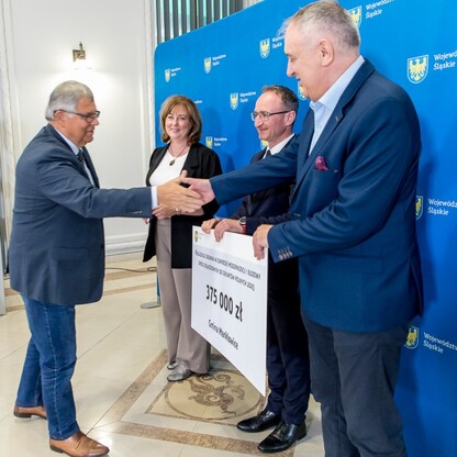 Wręczenie czeków dot. modernizacji dróg dojazdowych do gruntów rolnych. fot. Tomasz Żak / UMWS