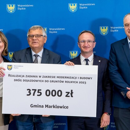 Wręczenie czeków dot. modernizacji dróg dojazdowych do gruntów rolnych. fot. Tomasz Żak / UMWS
