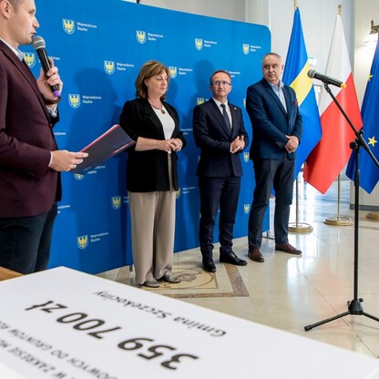 Wręczenie czeków dot. modernizacji dróg dojazdowych do gruntów rolnych. fot. Tomasz Żak / UMWS